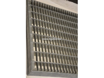 Оцинкованная прессованная платформенная решётка - настил (Коврик для наружные двери); 34x11/25x2; 1000x1000 mm